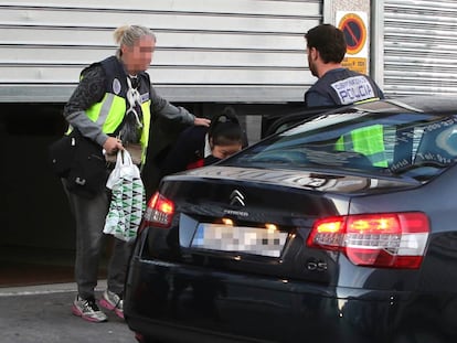 Agentes en una operación contra el blanqueo de capitales.