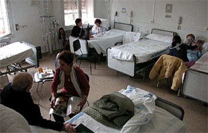 Una de las habitaciones del hospital Clínico en las que se ha tenido que instalar una quinta cama, al mediodía de ayer