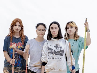 De izquierda a derecha: Lucía David, 19 años (Valencia), estudiante de Ciencias Audiovisuales: " “Lloraba cada día que iba, era muy triste ver todo el panorama que había allí, conectas muchísimo más que viéndolo desde fuera, pero a la vez era un sentimiento muy bonito de ver todo el interés que la gente estaba poniendo en ello”. Ofelia Martínez, 19 años (Valencia): “Fue una situación que me frustró mucho, no entendía por qué nadie hacía nada, ademas sabiendo por gente de esos mismos pueblos que desde el martes que pasó todo hasta el jueves por la noche en Catarroja no llegó la UME u otros servicios”. Marta Bernat, 18 años (Valencia): “Es una mezcla de sentimientos difícil de explicar ya que no es fácil ver tu propio pueblo destrozado y el de gente cercana. Pero por otra parte ver el sentimiento de comunidad y solidaridad que se creó fue en parte reconfortante”. Lluna Benavent, 18 años (Valencia): “Era como una gran familia, sentías que los conocías a todos aunque en realidad no fuera así, nos movía la empatía y las ganas de ayudar”. Las tres últimas, estudiantes de Bellas Artes.