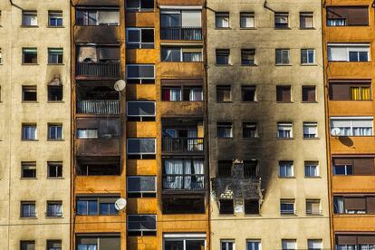 El edificio calcinado en el barrio de Sant Roc.