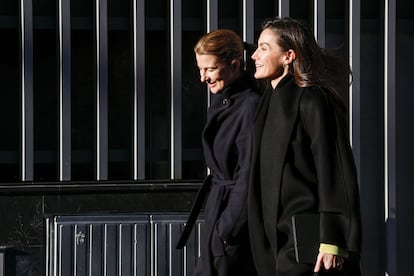 La reina Letizia y su secretaria, María Ocaña, a su llegada a la Asociación contra el Cáncer (AECC) en enero de 2025 en Madrid.