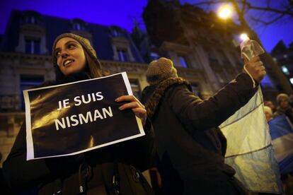 Una mujer sostiene una pancarta en la que se lee: "Yo soy Nisman" durante una manifestación en memoria del fiscal argentino fallecido hace un mes en circunstancias que la Justicia mantiene como 'dudosas', frente a la embajada argentina en París.