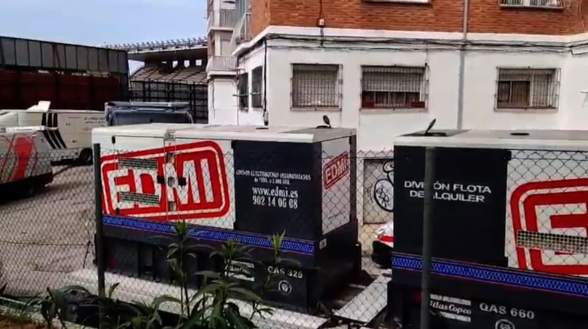 Tres generadores eléctricos instalados justo a las afueras del estadio del Rayo Vallecano atormentan a los vecinos