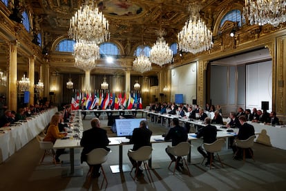 El presidente francés, Emmanuel Macron, preside la conferencia de apoyo a Ucrania celebrada este lunes en el Elíseo, en París.