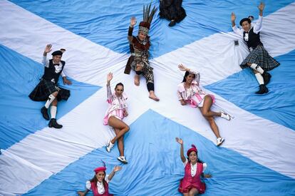 Miembros de los Lady Boys de Bangkok posan para una foto sobre la bandera escocesa en Calton Hill con motivo del festival Fringe, en Edimburgo (Escocia).