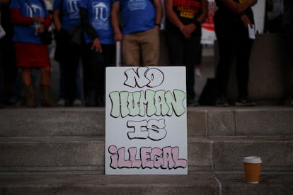 Un cartel en una manifestación en los Ángeles, el 18 de diciembre de 2024. 