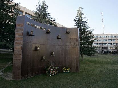 Monumento a los miembros del CNI asesinados en Irak en 2003, en la sede del centro.