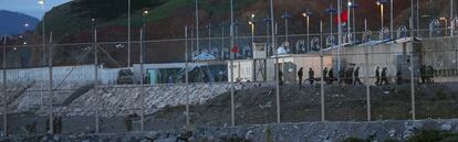 Militares marroquíes patrullan a pie la frontera con Ceuta antes del amanecer.