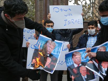Estudiantes del grupo paramilitar iraní Basij quemaban fotografías del entonces presidente de Estados Unidos, Donald Trump, en diciembre de 2020, en Teherán.