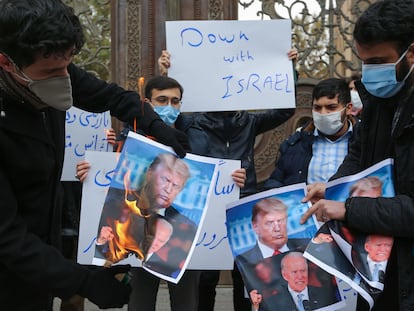 Estudiantes del grupo paramilitar iraní Basij protestan contra EE UU por el asesinato del científico Mohsen Fakhrizadeh.
