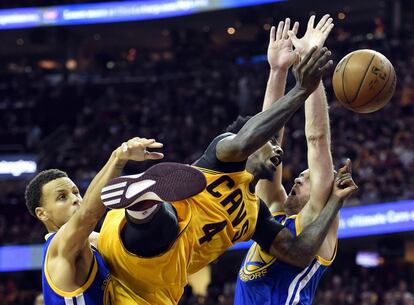 Shumpert, entre Curry y Lee.