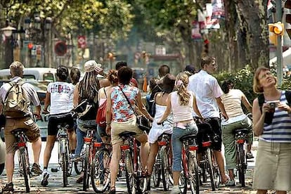 De la plaza de Cataluña a la Diagonal va el Paseo de Gracia, otra de las calles más caras de Barcelona. Además de tiendas, en su trayectoria se pueden admirar varios edificios de Gaudí. Los alquileres medios ascienden a 1.920 euros por metro cuadrado tras aumentar un 6,7% en 2005