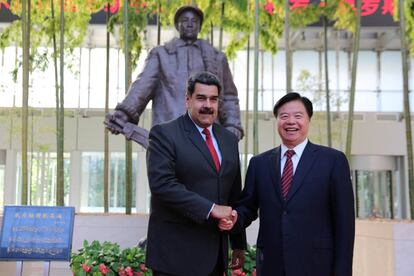 Nicolás Maduro y el presidente de la Corporación Nacional de Petróleo de China, Wang Yilin, la semana pasada en Pekín.