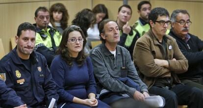 Los acusados por los incidentes, entre ellos, la diputada Mònica Oltra, este lunes en el juicio.