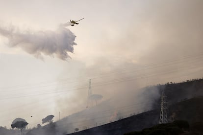 Un hidroavión de Bomberos sobre el incendio en Collserola