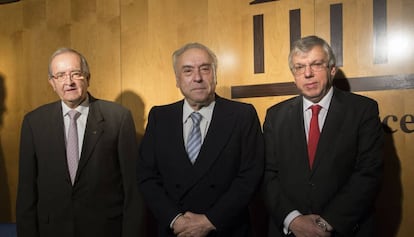 Joan Hortal&agrave;, presidente de la Bolsa de Barcelona, entre el presidente de PIMEC y el del MAB.