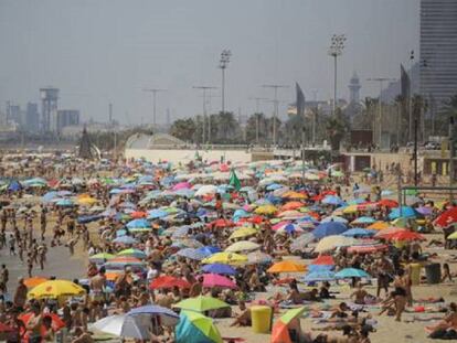 Les platges de Barcelona plenes de banyistes.