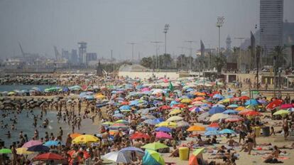 Les platges de Barcelona plenes de banyistes.