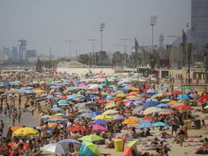 Les platges de Barcelona plenes de banyistes.