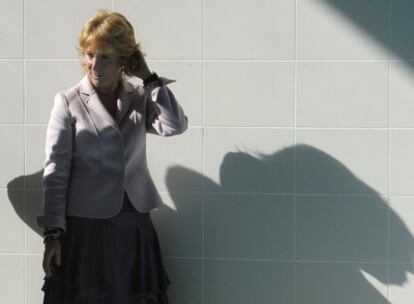 La presidenta de la Comunidad de Madrid, Esperanza Aguirre, durante la inauguración de un centro deportivo.