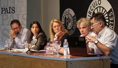 Desde la izquierda, Alberto Sotillo, Maite Rico, Alicia G. Montano, José Luis Márquez y Gervasio Sánchez, durante el debate sobre la guerra de Bosnia.