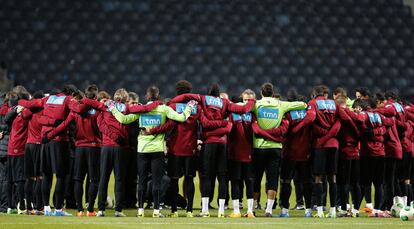 Los jugadores portugueses se abrazan en un instante del entrenamiento en Suecia.