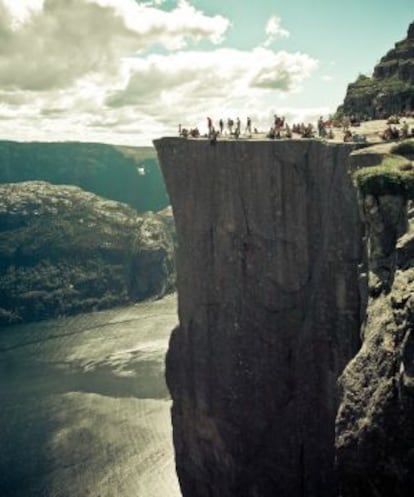 Un grupo de visitantes en la Roca del Púlpito, en Noruega.