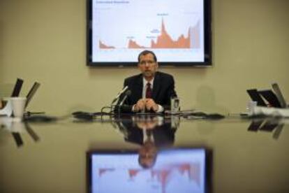 El director de la Oficina de Presupuesto del Congreso de Estados Unidos, Douglas Elmendorf, comparece durante una rueda de prensa ofrecida sobre la publicación de las perspectivas a largo plazo del presupuesto del año 2013, en el edificio Ford House de Washington (EE.UU.).