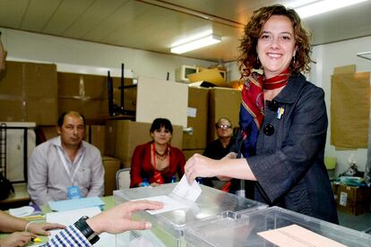 La candidata del PSOE a la Alcaldía de Alicante, Elena Martín, en el momento de depositar su voto en su colegio electoral.