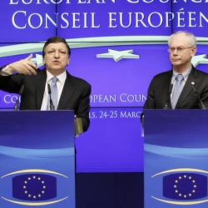 El presidente del Consejo Europeo, Herman Van Rompuy, junto al presidente de la Comisión Europea, José Manuel Durão Barroso