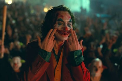 Joaquin Phoenix elevado a mesías de los disturbios en la escena final de 'Joker'. 