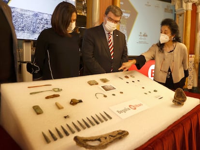 La consejera Beatriz Artolazabal, el alcalde de Bilbao, Juan Mari Aburto, y la representante de Aranzadi Louder Herrasti, este miércoles en la presentación del descubrimiento de la mayor fosa común de la Guerra Civil hallada en Euskadi.