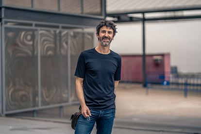 Ubuntu Coro Niños: Pedro Bartolomé, profesor de música del colegio Virgen de Peña Sacra, de Manzanares el Real, en el exterior del Teatro Circo Price, Madrid.