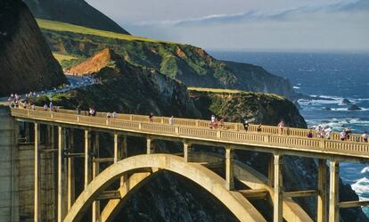 Corredores cruzando el puente de Bixby, durante el Big Sur Marathon, en California.