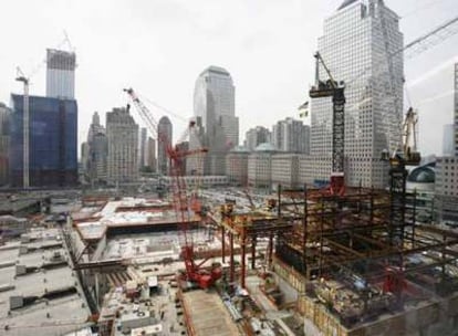 Aspecto de las obras de reconstrucción de la <i>zona cero</i> en Nueva York, en una imagen tomada el pasado martes.
