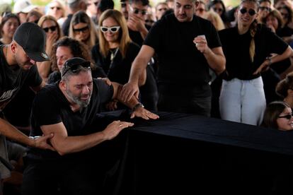 Un hombre llora durante el funeral de un israelí fallecido tras el ataque de la milicia de Hamás, este miércoles.