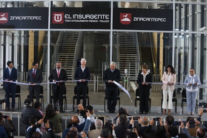 López Obrador flanqueado por Alfredo del Mazo y Delfina Gómez Álvarez, corta el listón durante la inauguración del primer tramo del Tren Interurbano México-Toluca, en septiembre de 2023. 