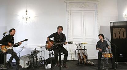 Vasallo y Erentxun interpretan junto al antiguo batería de Duncan Dhu, Juanra Viles, el tema 'Casablanca', durante la presentación del trabajo de reencuentro del grupo.