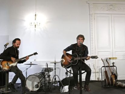 Vasallo y Erentxun interpretan junto al antiguo batería de Duncan Dhu, Juanra Viles, el tema 'Casablanca', durante la presentación del trabajo de reencuentro del grupo.