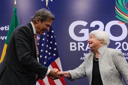 El ministro de Finanzas de Brasil, Fernando Haddad, saluda a la secretaria del Tesoro de EE UU. Janet Yellen, este viernes, en Río de Janeiro.