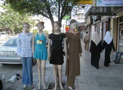 Mujeres árabes pasan junto a unos maniquíes en una de las calles principales de Gaza.