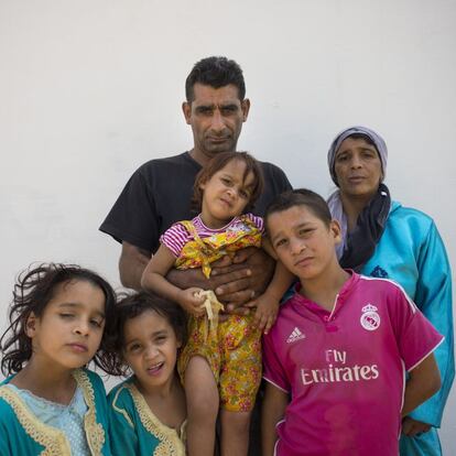 Souleiman y Fatya tuvieron que dejar Siria en compañía de sus hijos Jamal, de 8 años, Almas, de 6, Merna, de 5 y Rajaf, de dos años. La familia permanece en Nador (Marruecos) a la espera de una oportunidad para poder pasar a Melilla. Desde que salieron de Siria, hace un año, los niños no han vuelto a pisar una escuela. Sus padres cuentan cómo los pequeños han vivido el viaje, atravesando Turquía, Argelia y Marruecos, con miedos y tristeza. “Todavía se despiertan asustados por el ruido de las bombas”, cuentan. La ONG Save the Children exige al Gobierno español que tome un papel activo en la crisis de refugiados y facilite el acceso de estas familias que se encuentran bloqueadas en Marruecos a través de la expedición de visados humanitarios en el consulado español de Nador.