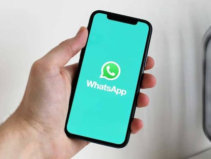 Logo en un móvil de la app WhatsApp