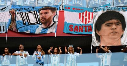 Leo e Diego: a efígie de duas lendas do futebol argentino.