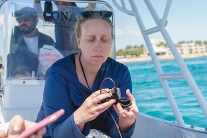 Heather Spence en una salida de trabajo en el mar.