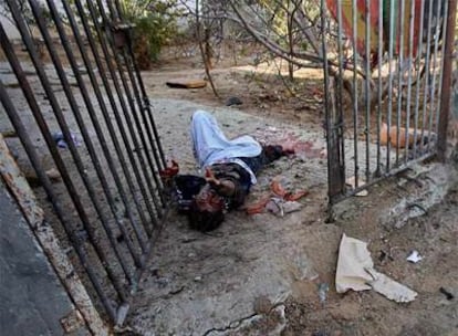 Una mujer palestina herida implora ayuda a las puertas de su casa bombardeada.