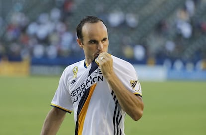 Donovan besa la camiseta del Galaxy tras el partido del domingo.