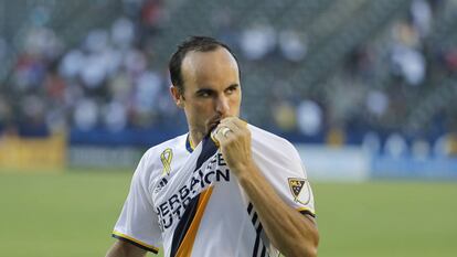 Donovan besa la camiseta del Galaxy tras el partido del domingo.