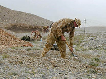 Un marine británico prepara el terreno para la 'Operación Snipe'.