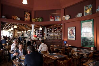 La sala principal del restaurante 39 degraus está repleta de referencias cinematográficas, ya que se encuentra en la filmoteca.